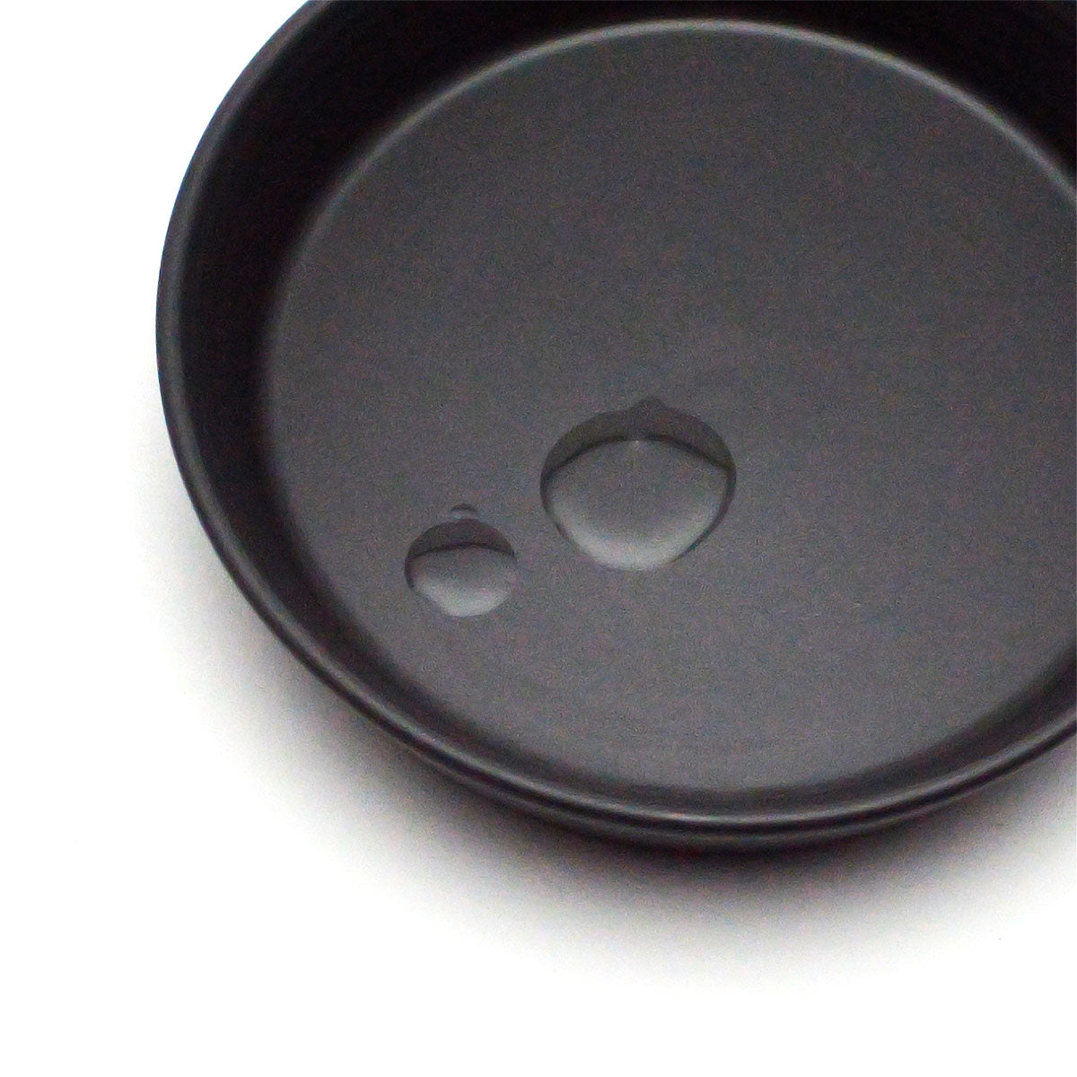 クレオパトラも愛用したモリンガシードオイル(ワサビノキ種子油)をはじめ、アーユルヴェーダオイルや天然オイル15種類を1本に贅沢に配合したマルチオイルセラム。