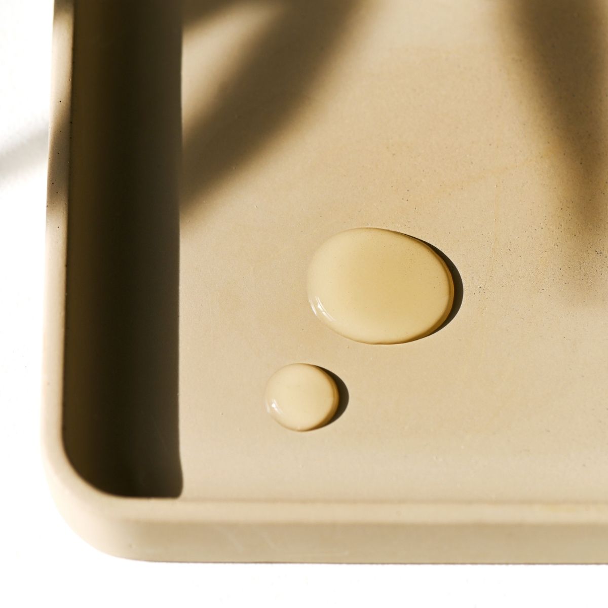 アーユルマスター独自の18種類のアーユルヴェーダハーブを凝縮した“スカルプメディウム”。若返りの研究者が毛髪細胞に必要な成分を考え抜き開発した頭皮と髪のエイジングケア美容液(頭皮用美容液)です。