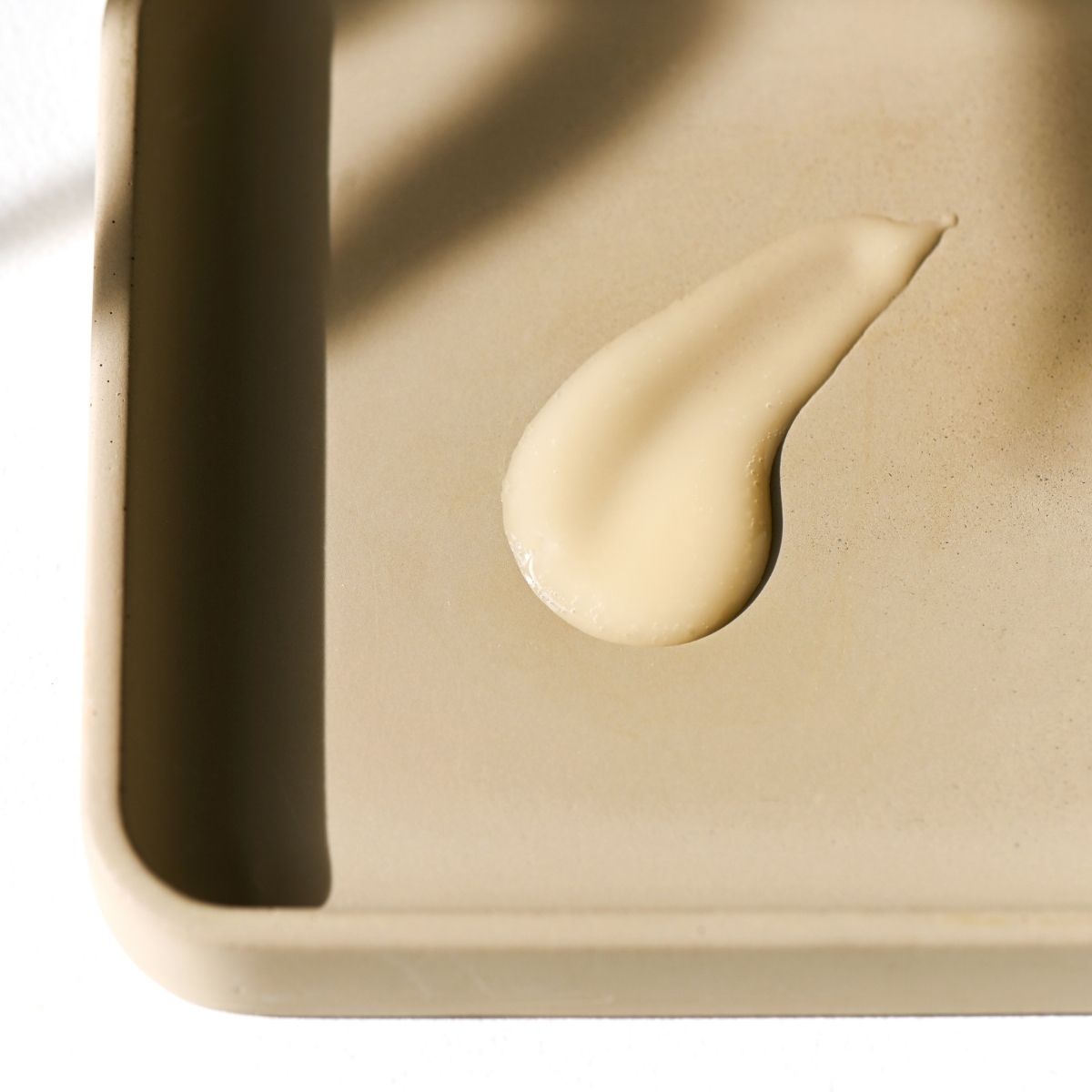 潤いとハリを与えるエイジングケアのための自然派美容液